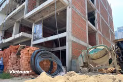 Giá cát xây dựng tăng cao khiến nhiều trạm bê tông tạm dừng cung ứng do thiếu nguồn. (Ảnh: Thanh Phong/Vietnam+)