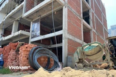 Giá cát xây dựng tăng cao khiến nhiều trạm bê tông tạm dừng cung ứng do thiếu nguồn. (Ảnh: Thanh Phong/Vietnam+)