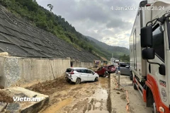 Tai nạn giao thông liên hoàn tại cao tốc La Sơn - Hòa Liên. (Ảnh: PV/Vietnam+)