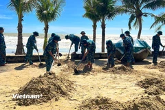 Do ảnh hưởng của cơn bão số 13, ngành Đường sắt đã phải chuyển tải hành khách, du khách. (Ảnh: PV/Vietnam+)