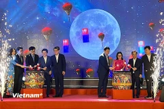 Các đại biểu đánh trống khai mạc Lễ hội Việt Nam - Hàn Quốc thành phố Đà Nẵng 2025 tại Công viên Biển Đông. (Ảnh: Thanh Phong/Vietnam+)