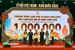 Từ trái qua, 3 vị khách Hàn Quốc thứ 999.999 (ngoài cùng), 1.000.000 (thứ 3) và 1.000.001 (thứ 6) đến du lịch Đà Nẵng. (Ảnh: Thanh Phong/Vietnam+)