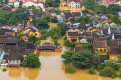 Thời tiết cực đoan năm 2025 đã gây ngập lụt diện rộng toàn thành phố Đà Nẵng, trong hình là phố cổ Hội An, di sản văn hoá Thế giới chìm trong biển nước. (Ảnh: PV/Vietnam+)