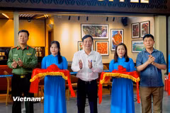 Ông Phan Kiều Hưng (giữa), Giám đốc Cảng hàng không quốc tế Đà Nẵng cùng đại diện các các đơn vị liên quan cắt băng khai trương hệ thống mới. (Ảnh: Thanh Phong/Vietnam+)
