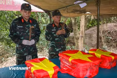 Lực lượng làm nhiệm vụ tại Hang Đá Sập (xã Hà Nha, thành phố Đà Nẵng) tìm thấy 5 hài cốt cùng nhiều vật dụng của các liệt sĩ. (Ảnh: Đoàn Cường - Thanh Phong/Vietnam+)