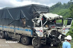 Đầu xe ô tô tải mang biển kiểm soát 64C-077.34 bị biến dạng sau vụ tai nạn. (Ảnh: PV/Vietnam+) 