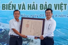 Ông Mai Văn Khôi đại diện Tộc Mai Văn hiến tặng 07 sắc bằng liên quan đến thủy quân triều Nguyễn cho Nhà Trưng bày Hoàng Sa. (Ảnh: Thanh Phong/Vietnam+)