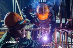 Rực sáng ánh đèn, xuyên đêm thi công trường nội trú giữa đại ngàn Trường Sơn