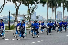 Diễu hành xe đạp qua các tuyến phố của Đà Nẵng nhằm tuyên truyền công tác bảo vệ môi trường. (Ảnh: Thanh Phong/Vietnam+)