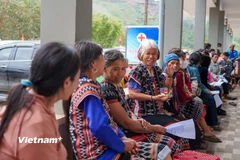 Đồng bào Cơ Tu ở xã A Vương vui mừng được khám bệnh miễn phí ngay tại vùng biên cương xa xôi. (Ảnh: Thanh Phong/Vietnam+)