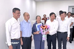 Chủ tịch Ủy ban Nhân dân thành phố Đà Nẵng Lương Nguyễn Minh Triết trao chìa khóa căn hộ mới cho hộ gia đình người có công tại Chung cư Vũ Mộng Nguyên. (Ảnh: Thanh Phong/Vietnam+)