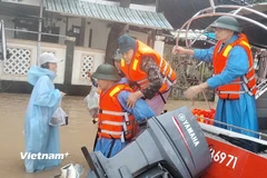 Mẹ Việt Nam Anh hùng Lê Thị Năm (90 tuổi) bị gãy chân được bộ đội huy động ca nô đưa đi cấp cứu kịp thời trong "rốn lũ" Đại Lộc. (Ảnh: PV/Vietnam+)