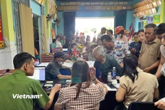 Đông đảo người dân đến làm thủ tục nhận quà Tết Độc lập tại Nhà văn hóa Nhơn Thọ, phường Hòa Xuân, thành phố Đà Nẵng. (Ảnh: Thanh Phong/Vietnam+)