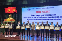 Khen thưởng tập thể, cá nhân có thành tích xuất sắc trong Chiến dịch 90 ngày làm sạch dữ liệu đất đai của Đà Nẵng. (Ảnh: Thanh Phong/Vietnam+)