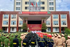 Lễ ra quân thực hiện cao điểm trấn áp, truy quét, xử lý tội phạm, vi phạm pháp luật trên đường phố. (Ảnh: Thanh Phong/Vietnam+)