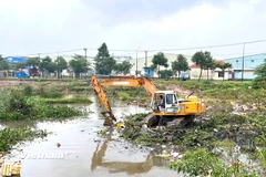 Công ty thoát và xử lý nước thải Đà Nẵng khẩn trương nạo vé mương đất tại khu công nghiệp Hòa Khánh. (Ảnh: Thanh Phong/Vietnam+)