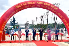 Cắt băng hoàn thành và bàn giao công trình cải tạo vỉa hè đường Thăng Long (Ảnh: Thanh Phong/Vietnam+)