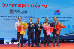 Trao quyết định đầu tư cho các nhà đầu tư Khu thương mại tự do Đà Nẵng. (Ảnh: Thanh Phong/Vietnam+)