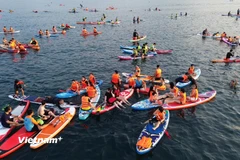 Hoạt động chèo SUP thu hút lượng lớn người dân và du khách tham gia tại bãi biển du lịch thành phố Đà Nẵng.