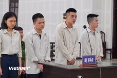 Các bị cáo tại phiên tòa xét xử sơ thẩm tội "mua, bán trái phép chất ma túy".