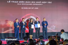 Trao biên bản ghi nhớ hợp tác tại Diễn đàn Đầu tư mạo hiểm và thiên thần Đà Nẵng 2026. (Ảnh: Thanh Phong/Vietnam+)