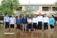 Đoàn công tác của Văn phòng đại diện Agribank khu vực miền Trung và Agribank Chi nhánh Huế đến thăm hỏi, động viên, trao tặng hỗ trợ an sinh xã hội cho các địa phương. (Ảnh: PV/Vietnam+)