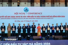 Phó Thủ tướng Thường trực Chính phủ Nguyễn Hòa Bình cũng lãnh đạo thành phố Đà Nẵng trao biên bản ghi nhớ đầu tư cho các doanh nghiệp. (Ảnh: Thanh Phong/Vietnam+)