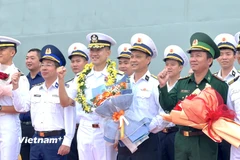 Tàu huấn luyện ROKS Hansando của Hải quân Hàn Quốc do Chuẩn Đô đốc Hong Sang Yong (hàng trước - người thứ 3 từ trái qua) làm Trưởng đoàn thăm xã giao thành phố Đà Nẵng. (Ảnh: Thanh Phong/Vietnam+)