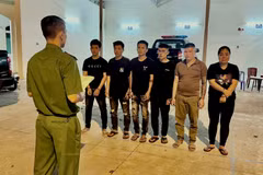 Nhóm đối tượng bị bắt giữ tại cơ quan công an. (Ảnh: Công an TP Đà Nẵng)