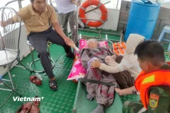 Bệnh nhân bị nghi tai biến được xuồng BP 08.1501 khẩn trương đưa về bờ. (Ảnh: Bộ đội Biên phòng Đà Nẵng)