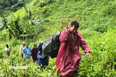 Vượt thời tiết khắc nghiệt và đường núi hiểm trở, lực lượng Công an và Quân sự xã Hùng Sơn đã giúp bệnh nhân Lào về đến nhà an toàn. (Ảnh: Xã Hùng Sơn cung cấp)