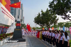 Cán bộ, đoàn viên thanh niên và học sinh tham gia Lễ Chào cờ tháng 3 tại Nhà trưng bày Hoàng Sa. (Ảnh: Thanh Phong/Vietnam+)
