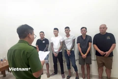 Nhóm 5 đối tượng bị tạm giữ tại cơ quan công an. (Nguồn: Công an Đà Nẵng)