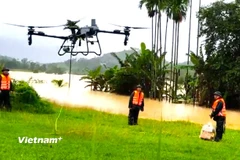 Sử dụng máy bay không người lái chuyên chở nhu yếu phẩm vào vùng cô lập. (Ảnh: Quang Hùng - Văn Tám/QK5)