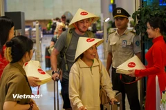Những du khách đến từ Indonesia hào hứng khi được chào đón tại sân bay Đà Nẵng. (Ảnh: Thanh Phong/Vietnam+)