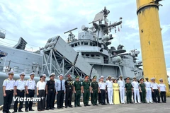 Đoàn Việt Nam và Đoàn Ấn Độ chụp hình lưu niệm bên tàu khu trục INS Delhi tại lễ đón Hạm đội miền Đông Hải quân Ấn Độ thăm hữu nghị Đà Nẵng. (Ảnh: Thanh Phong/Vietnam+)