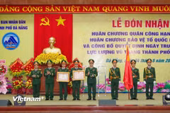 Lực lượng vũ trang thành phố Đà Nẵng vinh dự đón nhận Huân chương Quân công hạng Nhất. (Ảnh: PV/Vietnam+)