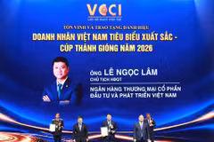Ông Lê Ngọc Lâm, Chủ tịch HĐQT BIDV, nhận Cúp Thánh Gióng và được vinh danh trong Top Doanh nhân Việt Nam tiêu biểu xuất sắc năm 2026. (Ảnh: Vietnam+)