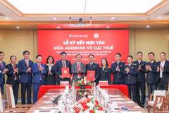 Agribank ký kết hợp tác cùng Cục Thuế hỗ trợ hộ kinh doanh chuyển đổi sang thuế kê khai. (Ảnh: Vietnam+)
