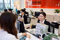 Lãi suất qua đêm trên thị trường liên ngân hàng tiếp tục giảm mạnh trong phiên 27/8, xuống còn 1,2%/năm, thấp hơn đáng kể so với mức 4%/năm vào đầu tuần. (Ảnh: Vietnam+)