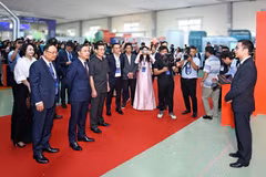 Đại diện SHB giới thiệu giải pháp tài chính số SAHA Shop tới Thống đốc Phạm Đức Ấn và các đại biểu. (Ảnh: Vietnam+)