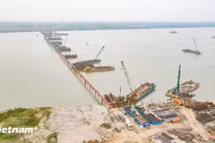 Dự án cầu Hồng Hà đang được các nhà thầu với đẩy nhanh tiến độ thi công. (Ảnh: Việt Hùng/Vietnam+)