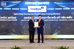 Ông Trần Công Quỳnh Lân – Phó Tổng Giám đốc VietinBank nhận giải thưởng Ngân hàng Chuyển đổi số tiêu biểu 2026 tại Vietnam Outstanding Banking Awards, ngày 30/9/2026. (Ảnh: Vietnam+)