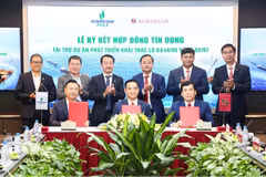 Đại diện Agribank và PVEP thực hiện nghi thức ký kết Hợp đồng tín dụng. (Ảnh: Vietnam+)