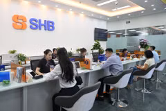 Giao dịch tại SHB. (Ảnh: Vietnam+) 
