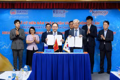 Ông Đặng Đình Thích, quyền Tổng Giám đốc VAMC và ông Lee Byung-hwa - Giám đốc Quốc gia KOICA tại Việt Nam ký kết Biên bản thảo luận và khởi động dự án hỗ trợ kỹ thuật “Cải tiến Sàn giao dịch nợ tại Việt Nam.” (Ảnh: Vietnam+)