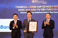 Ông Vương Huy Đông - Phó Ban Thư ký Hội đồng quản trị và Quan hệ cổ đông đại diện VietinBank nhận giải thưởng hạng mục “Financial Large Cap có hoạt động IR được Nhà đầu tư yêu thích nhất 2026”. (Ảnh: Vietnam+)