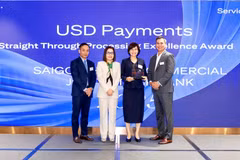 Đại diện SHB nhận Giải thưởng Chất lượng Thanh toán Quốc tế Xuất sắc (STP Award) từ Citibank. (Ảnh: Vietnam+)