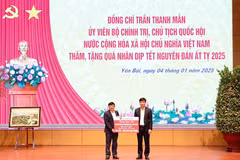 Đại diện Agribank, đồng chí Phạm Đức Tuấn - Thành viên HĐTV, Chủ tịch Công đoàn Agribank đã trao 500 triệu đồng hỗ trợ người dân và lực lượng vũ trang tại địa bàn tỉnh Yên Bái. (Ảnh: Vietnam+)