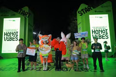 Một nhóm vận động viên hoá trang thành những nét văn hoá rất đặc trưng của Hà Nội như trà đá vỉa hè, phở, gánh hàng rong… thể hiện đúng thông điệp “Hanoi vibes – The City move” của giải chạy năm nay. (Ảnh: Vietnam+)
